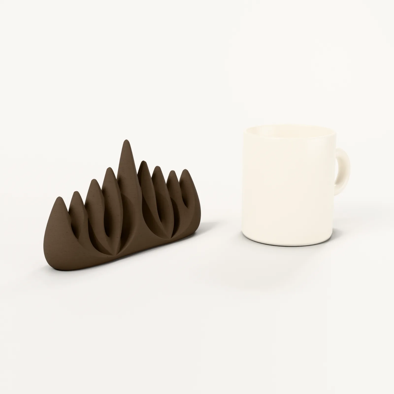 Chanukkia-Skulptur Flammenreihe, Größenvergleich mit einer Kaffeetasse